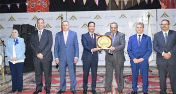   رئيس جامعة بنها يكرم قيادات كلية الهندسة بشبرا السابقين