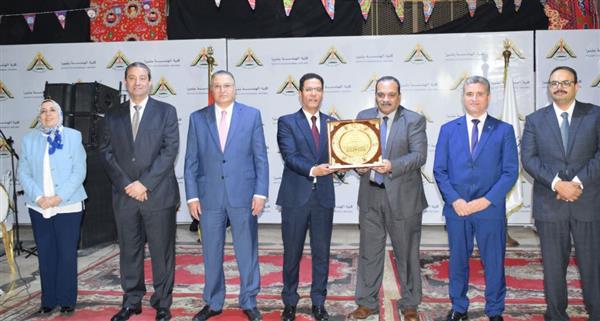 رئيس جامعة بنها يكرم قيادات كلية الهندسة بشبرا السابقين