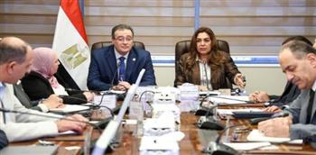   منال عوض تبحث تعديلات الهياكل التنظيمية بوزارة التنمية المحلية والبيئة