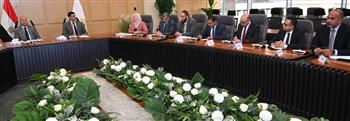   وزير الصناعة يناقش خطة تطوير شق الثعبان مع محافظ القاهرة ورئيس اتحاد الصناعات
