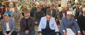   محافظ سوهاج يؤدي صلاة الجمعة بمسجد الشرطة