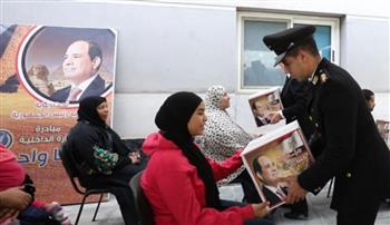   وزارة الداخلية توزع عبوات غذائية "بالمجان" بالمناطق الحضارية الجديدة.. صور