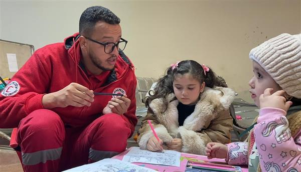 فرق الهلال الأحمر المصري تنتشر على معبر رفح لتقديم الخدمات الإنسانية.. صور