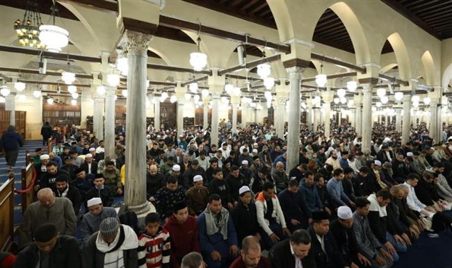 آلاف المصلين يتوافدون إلى الجامع الأزهر لأداء صلاتي العشاء والتراويح