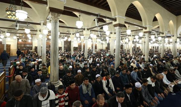 آلاف المصلين يتوافدون إلى الجامع الأزهر لأداء صلاتي العشاء والتراويح