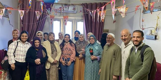 طلاب كلية التربية النوعية يرسمون البسمة على وجوه نزلاء دار المسنين بسوهاج 