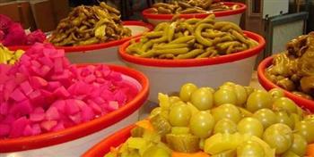   المخللات على مائدة الإفطار… لذة رمضانية بطعم الخطر!