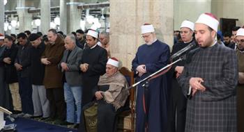   في أول ليالي المغفرة.. ٱلاف المصلين يناجون الله طمعا في رضوانه ومغفرته