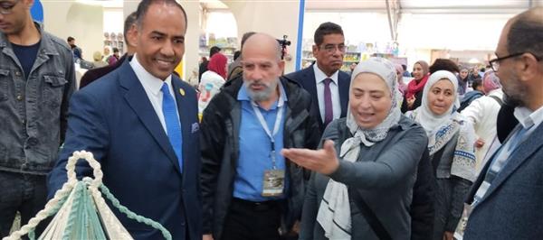 خالد أبو الليل يتفقد جناحي سور الأزبكية والطفل بمعرض القاهرة الدولي للكتاب
