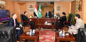   محافظ الفيوم يناقش تحسين الخدمات مع وفد حقوق الإنسان
