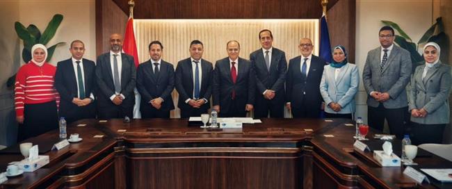 رئيس هيئة الدواء يبحث مع شركة أبوت خطط توطين الصناعة الدوائية في مصر