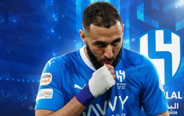 يرتدي رقم 90.. الهلال يقدم كريم بنزيما لوسائل الإعلام