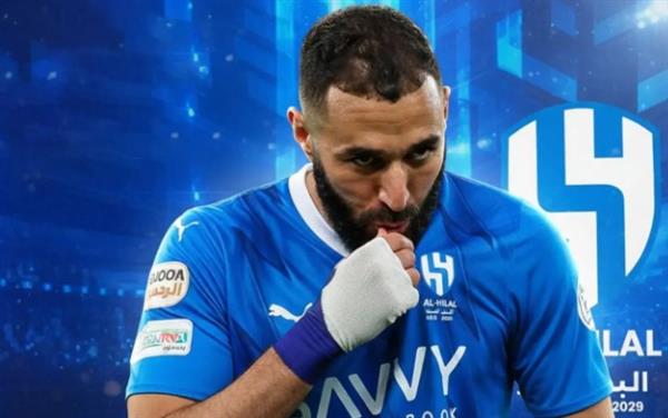 يرتدي رقم 90.. الهلال يقدم كريم بنزيما لوسائل الإعلام
