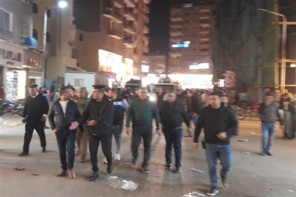 في حملة ليلية مكبرة.. محافظة الجيزة ترفع إشغالات وتعديات الباعة الجائلين والمحال بشارع العريش