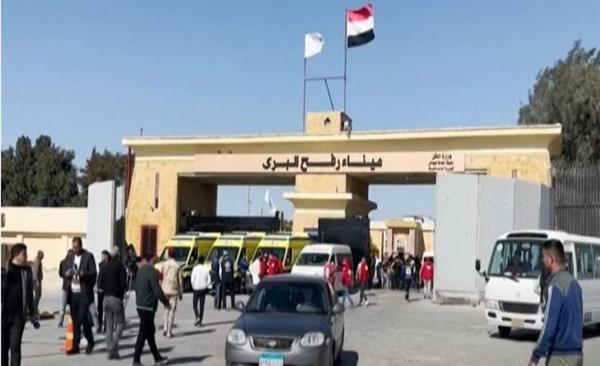 توافد العائدين من مصر إلى غزة عبر معبر رفح لليوم الثالث على التوالي