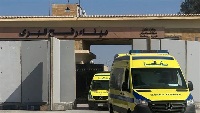 الدفعة الثالثة من الفلسطينيين تعبر معبر رفح.. والإسعاف ينقل الحالات الحرجة للمستشفيات