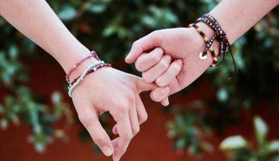 دلالات مسك الأيدي في العلاقات العاطفية.. ماذا يكشف أسلوبك عن علاقتك؟
