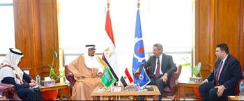   محافظ السويس يستقبل القنصل السعودي ويتفقدان مكتب تصديق الخارجية بمقر الغرفة التجارية