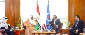 محافظ السويس يستقبل القنصل السعودي ويتفقدان مكتب تصديق الخارجية بمقر الغرفة التجارية