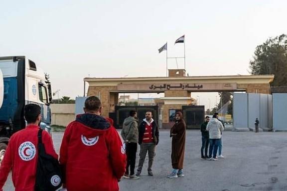 وصول دفعة من المرضى والجرحى الفلسطينيين إلى منفذ رفح المصري