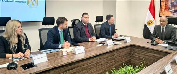 نائب وزير الإسكان يبحث فرص تحلية مياه البحر مع شركتين دوليتين
