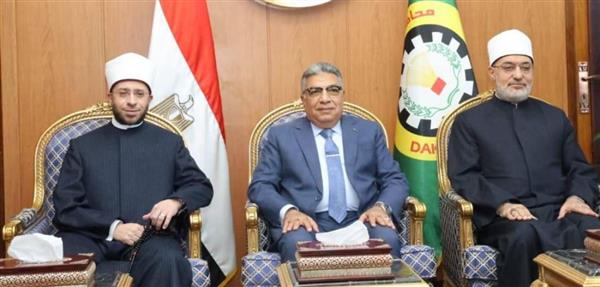 وزير الأوقاف ومفتي الجمهورية يشاركان أهالي الدقهلية احتفالات العيد القومي