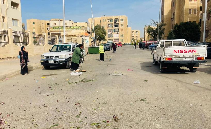 حملات مكبرة لملاحقة الإشغالات والباعة الجائلين بمدينة العبور ..صور