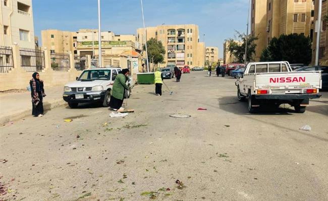 حملات مكبرة لملاحقة الإشغالات والباعة الجائلين بمدينة العبور ..صور