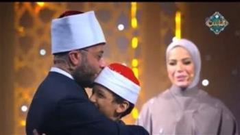   وزير الأوقاف يقبل رأس عمر على الفائز بجائزة الغصن الذهبي في «دولة التلاوة»