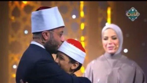 وزير الأوقاف يقبل رأس عمر على الفائز بجائزة الغصن الذهبي في «دولة التلاوة»