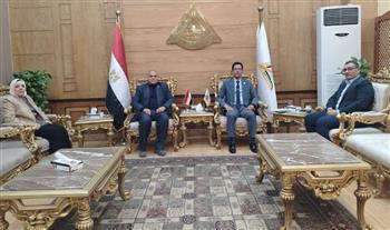 رئيس جامعة بنها يعقد اجتماعا موسعا مع وفد نقابة صيادلة القليوبية
