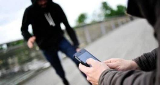 إحالة عاطلين للمحاكمة بتهمة سرقة هاتف محمول من سيدة بأسلوب الخطف