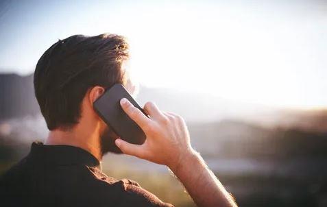 لماذا لا يستطيع البعض الجلوس أثناء المكالمات الهاتفية؟