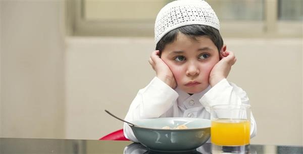 متى نبدأ تعويد الأطفال على الصيام؟.. فيديو