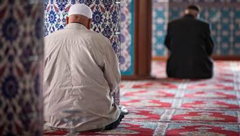 حكم إمامة الجالس للقائم في الصلاة.. الإفتاء تُجيب