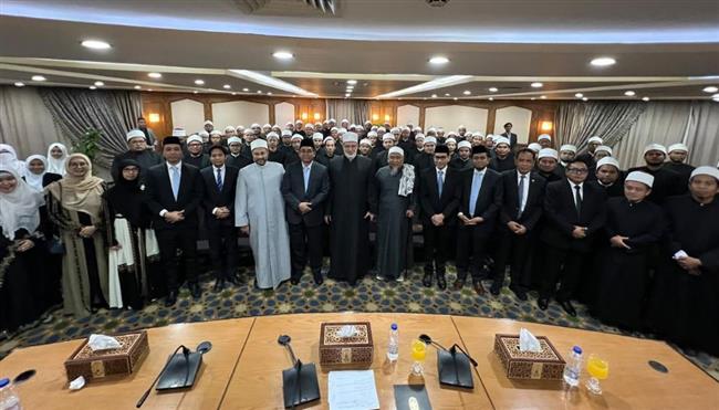 وكيل الأزهر يشهد تخريج 45 معلِّمًا ومديرَ معهدٍ بإندونيسيا من أكاديمية الأزهر العالمية