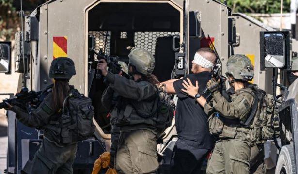 قوات الاحتلال تعتقل أكثر من 20 فلسطينيا بمناطق متفرقة في الضفة 