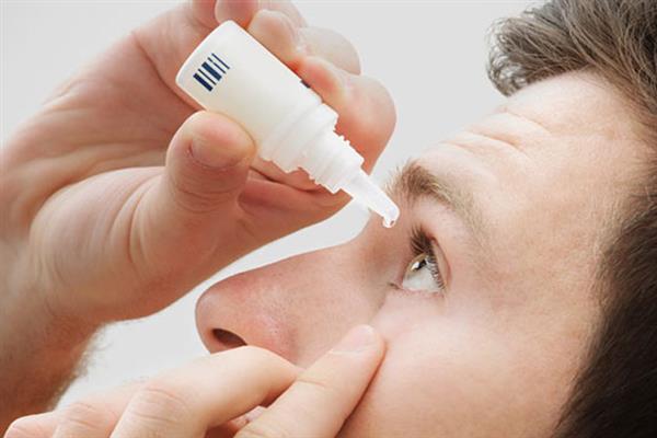 حكم استعمال قطرة الأنف والأذن للصائم.. فيديو