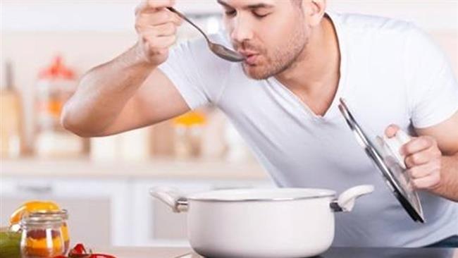 هل يجوز تذوق الطعام أثناء الصيام؟ الإفتاء تحدد الضوابط