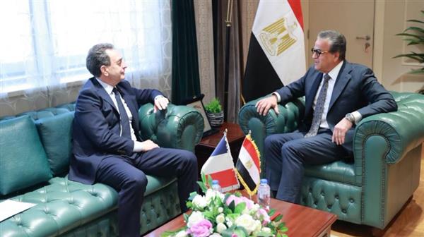 وزير الصحة يبحث السفير الفرنسي تعزيز التعاون الصحي