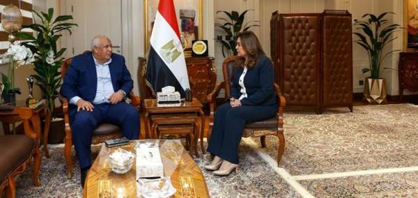 وزيرة التنمية المحلية تتابع مع محافظ مطروح عدداً من الملفات الخدمية والمشروعات التنموية