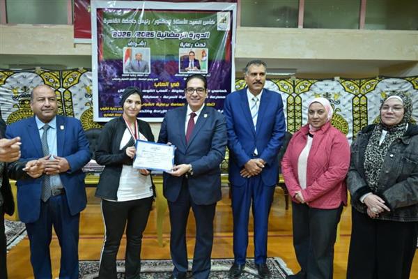رئيس جامعة القاهرة يشارك طلاب المدن الجامعية مائدة إفطار رمضان