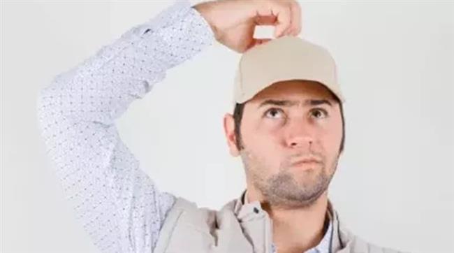هل ارتداء القبعات يسبب تساقط الشعر؟