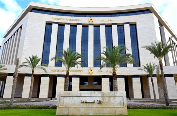 وزير الصناعة يصدر قراراً بتعديل ضوابط تأجير المصانع لدعم المستثمرين