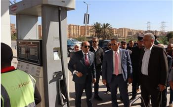   محافظ القليوبية يتفقد محطات الوقود ومواقف السيارات للتأكد من الالتزام بالتعريفة الجديدة