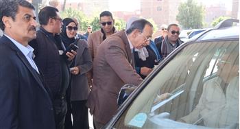   محافظ سوهاج يتفقد سير العمل بمحطات الوقود ومواقف سيارات الأجرة