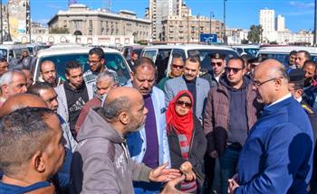   محافظ الإسكندرية يتفقد موقف "سيرفيس محطة مصر" لمتابعة الالتزام بالتعريفة الجديدة