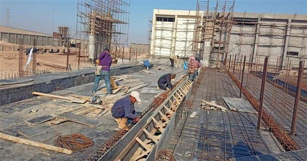 وزيرة الإسكان تتابع موقف تنفيذ مشروعات المرافق بمدينة العبور الجديدة