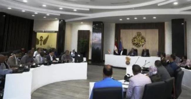 محافظ أسوان يوجه بحزمة إجراءات لترشيد الطاقة وضبط الأسواق