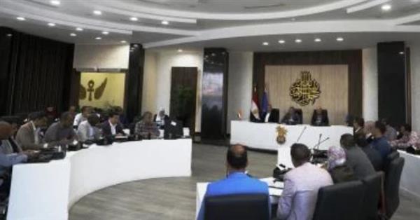 محافظ أسوان يوجه بحزمة إجراءات لترشيد الطاقة وضبط الأسواق